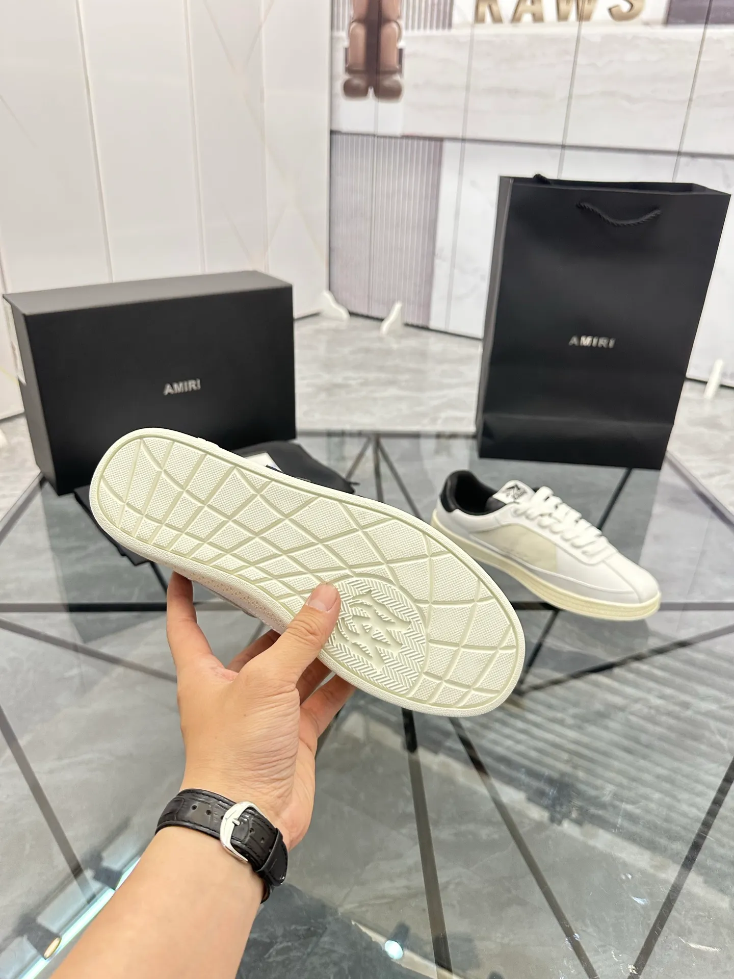 Men's shoes: 💰P560¥ Guangzhou top quality Product trademark: AMIRI* "Amir*" low-top casual shoes Regular size: 39-44 (can be customized to 45) Product material: imported first-layer cowhide leather upper, breathable lining, original outsole. Number: 525